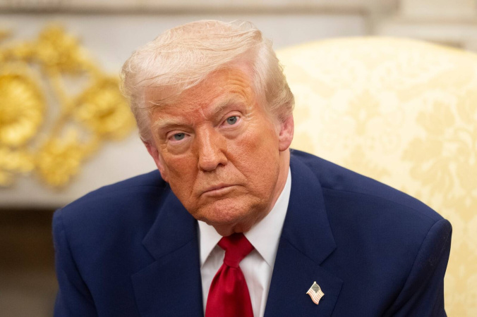 Президент США Дональд Трамп у п'ятницю, 19 вересня, підписав указ, який запроваджує збір розміром $100 000 за розгляд заяв на візу для кваліфікованих іноземних працівників H-1B.