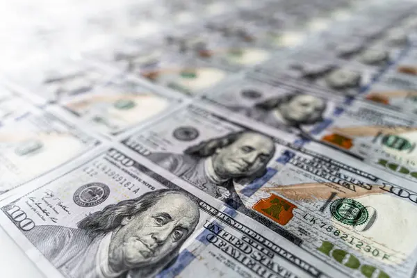 У понеділок, 22 вересня, на готівковому ринку середній курс долара зріс на 2 копійки у купівлі та на 5 копійок у продажу.