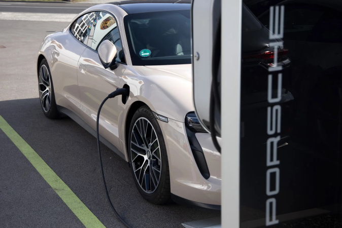 Porsche AG отказывается от развития электромобилей после снизивших рентабельность инвестиций, откладывая планы по выпуску электрических SUV и сосредотачиваясь на высокорентабельных моделях с ДВС и гибридах, сообщает Bloomberg.► Читайте «Минфин» в Instagram: главные новости об инвестициях и финансахПодробностиПроизводитель 911 отложил будущий роскошный внедорожник с аккумуляторным питанием и заявил, что добавит больше моделей с двигателями внутреннего сгорания и гибридных моделей для усиления своего портфолио.