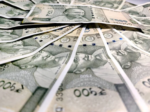 Курс доллара США к индийской рупии во вторник впервые в истории превысил 88,5 рупий/$1 и продолжает повышаться, по данным Trading Economics.► Читайте страницу «Минфина» в фейсбуке: главные финансовые новостиПо состоянию на утро 23 сентября доллар торгуется по 88,69 рупии против 88,3 рупии на закрытие торгов в понедельник, при этом в ходе сессии его курс к рупии достигал исторического максимума 88,76.