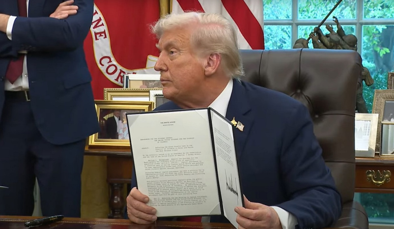 Президент США Дональд Трамп підписав виконавчий указ, який дозволяє продаж американської частини TikTok групі інвесторів зі США та інших країн.