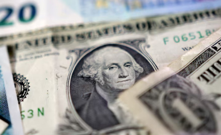 Долар США у п'ятницю, 26 вересня, торгувався стабільно, утримуючи значне зростання, зафіксоване протягом тижня.