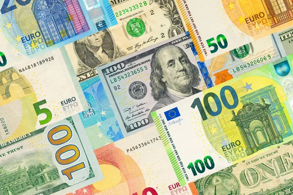 В понедельник, 29 сентября, на наличном рынке средний курс доллара не изменился в покупке и подешевел на 4 копейки в продаже.