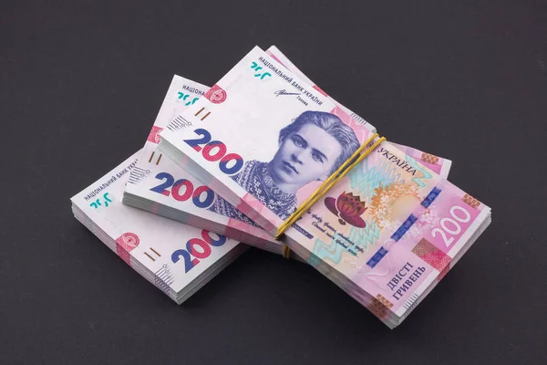 Средняя зарплата в Украине в августе 2025 составила 25 911 гривен.