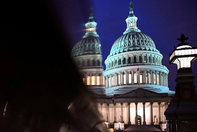 1 октября в 0:01 по восточному времени в США официально наступил шатдаун — федеральное правительство приостановило работу после того, как конгресс не смог принять бюджет на новый финансовый год.► Читайте страницу «Минфина» в фейсбуке: главные финансовые новостиЧто это значитНа этот период госучреждениям запрещено тратить деньги, большинство госслужащих отправляют в неоплачиваемые отпуска, а те, чей функционал считается критически важным (медики, пограничники, военные, транспортные работники и другие), будут работать без зарплаты.