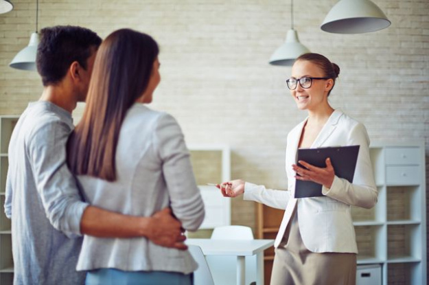 Премьер-министр Юлия Свириденко поручила профильным ведомствам проработать вопрос упорядочения рынка риелторских услуг в Украине с учетом экономических условий и приоритетных потребностей государства.