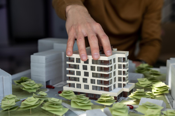 У инвестиций в недвижимость есть множество вариантов: квартиры для долгосрочной или посуточной аренды, коммерческие объекты или место в подземном паркинге.