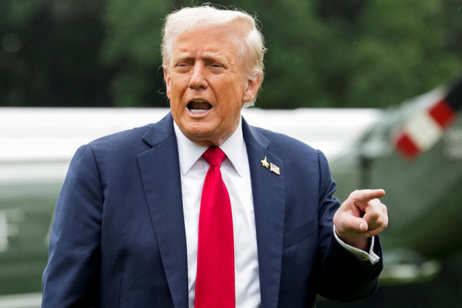 США с 1 ноября введут 25-процентные пошлины на импорт грузовиков средней и большой грузоподъемности, заявил в понедельник президент страны Дональд Трамп.