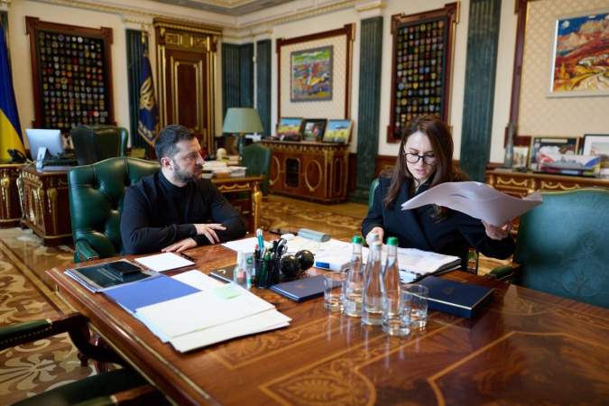 Президент Володимир Зеленський заявив, що після наради з прем'єр-міністеркою Юлією Свириденко домовлено, що уряд ухвалить постанову, яка збереже фіксовану ціну на природний газ для побутових споживачів.► Підписуйтесь на телеграм-канал «Мінфіну»: головні фінансові новини«Окремо обговорили ситуацію в газовому секторі, нарощування запасів газу та забезпечення людей.