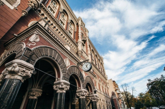 Нацбанк за порушення законодавства у сфері запобігання та протидії легалізації (відмиванню) доходів, одержаних злочинним шляхом, фінансуванню тероризму та фінансуванню розповсюдження зброї масового знищення, валютного законодавства у вересні 2025 року застосував до трьох банків та десяти небанківських фінансових установ заходи впливу.► Читайте «Мінфін» у Instagram: головні новини про інвестиції та фінансиКого оштрафував НБУАсвіо Банк Штраф у розмірі 7 702 580,00 грн за неналежного виконання банком обов’язку застосовувати у своїй діяльності ризик-орієнтований підхід та наналежну перевірку клієнта.