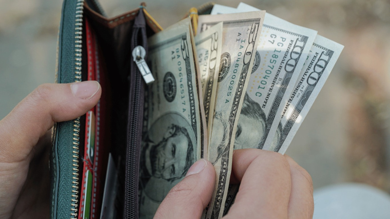 Цей тиждень на нашому валютному ринку не буде спокійним: занадто багато подій як у світі, так і в Україні можуть спровокувати суттєвіші коливання курсу долара щодо гривні та стрибки євро.