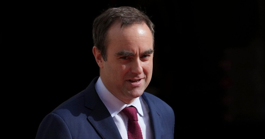 Фьючерсы на государственные облигации Франции и курс евро снизились в понедельник после того, как президент Эммануэль Макрон объявил состав нового кабинета министров.