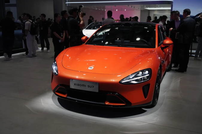 Акції китайської компанії Xiaomi впали на 8,7% під час торгів у Гонконгу у понеділок після повідомлень у ЗМІ про дорожньо-транспортну пригоду за участю електромобіля SU7 у місті Ченду на південному заході Китаю.