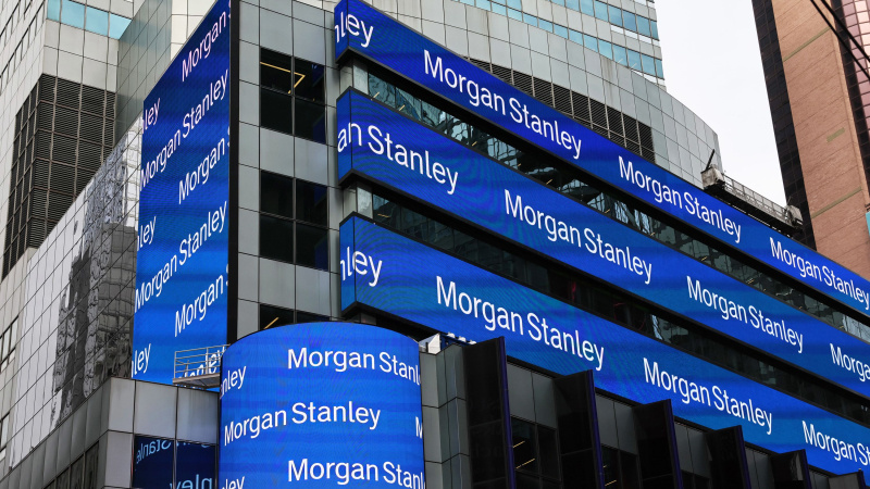 По словам Майкла Уилсона из Morgan Stanley, американские акции рискуют упасть на 11%, если торговая напряженность между США и Китаем не будет разрешена в ближайшие недели, сообщает Bloomberg.► Читайте страницу «Минфина» в фейсбуке: главные финансовые новостиДеталиГлавный стратег банка по акциям США заявил, что рынок готов к откату, учитывая возросшую активность инвесторов и высокие оценки, в то время как пятничное обострение торговой войны «было неожиданным как для консенсуса, так и для нас».