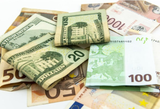 Євро подешевшало у понеділок, 13 жовтня на українському міжбанку.