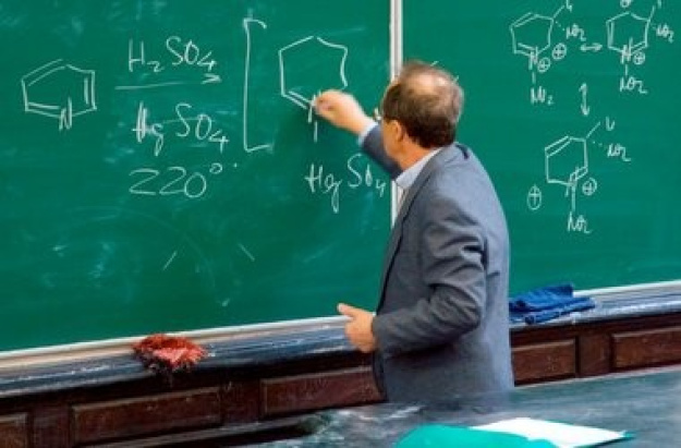 Украинские университеты стремительно теряют преподавателей из-за низких зарплат и отсутствия мотивации.