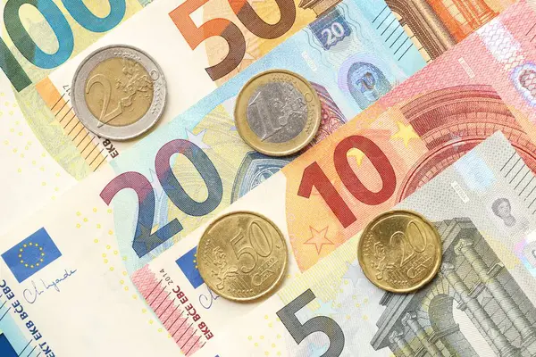 В среду, 15 октября, на наличном рынке средний курс доллара не изменился в покупке, а в продаже прибавил 10 копеек.