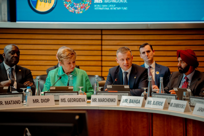 Тиск на державні фінанси зберігається через продовження активних бойових дій.