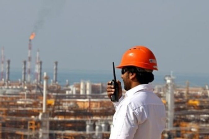 Некоторые индийские нефтеперерабатывающие заводы готовятся сократить импорт российской нефти, ожидая постепенного уменьшения объемов, поскольку США давят на Нью-Дели, чтобы тот прекратил покупать российскую нефть, пишет Reuters со ссылкой на собственные источники.