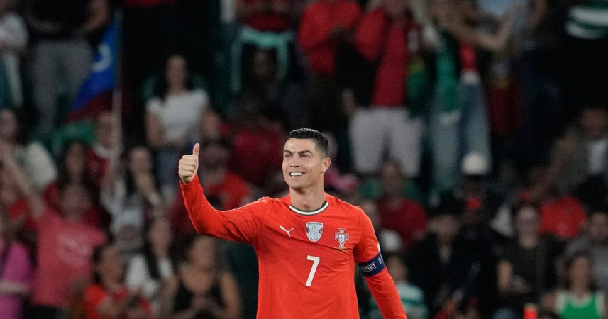 Первое место среди самых высокооплачиваемых футболистов занял Криштиану Роналду.