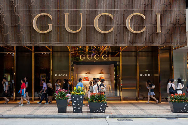 Владелец Gucci, люксовый конгломерат Kering, ведет переговоры о продаже своего косметического подразделения гиганту L'Oréal.