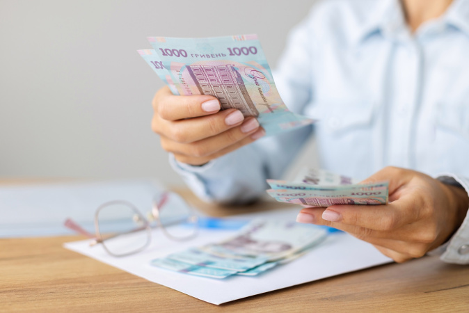 Депозитний оглядКаталог «Минфина» — лучший способ подобрать оптимальный депозит и получить БОНУС к ставке! 30										Банк			12 месяцев			9 месяцев			6 месяцев			3 месяца			Бессрочный							Ставка			а			Ставка			а			Ставка			а			Ставка			а			Ставка			а							Идея Банк			16,75%			0,25%			16,50%			0,25%			17,00%			-			-			-			-			-							МТБ Банк			16,75%			-			16,90%			-			16,80%			-			16,50%			-			-			-							А-Банк			16,40%			-			-			-			16,30%			-			15,60%			-			0,01%			-							Аккордбанк			16,25%			-			-			-			16,55%			-			17,17%			-			5,00%			-							Таскомбанк			16,10%			-			15,85%			-			15,60%			-			15,10%			-			4,00%			-							Универсал Банк			16,00%			-			-			-			15,70%			-			15,50%			-			-			-							monobank			16,00%			-			15,90%			-			15,70%			-			15,50%			-			-			-							Радабанк *			15,75%			-			17,50%			-			17,25%			-			17,00%			-			-			-							Банк Львов*			15,50%			-			15,50%			-			15,00%			-			17,00%			-			5,00%			-							КоминБанк*			15,50%			-			15,50%			0,20%			15,50%			0,20%			14,70%			-			-			-							Глобус*			15,00%			-			15,50%			-			14,50%			-			12,00%			-			-			-							Кредит Днепр Банк			14,50%			-			-			-			16,00%			0,50%			16,50%			0,50%			-			-							Альянс Банк			14,25%			-			15,35%			-			14,75%			-			14,75%			-			5,50%			-							Восток Банк			14,00%			-			-			-			14,75%			-			14,75%			-			-			-							Ощадбанк			13,00%			-			-			-			13,00%			-			-			-			-			-							Приватбанк			13,00%			-			10,00%			-			10,00%			-			2,50%			-			2,50%			-							Прокредит Банк*			13,00%			-			-			-			15,00%			-			15,00%			-			5,00%			-							ПУМБ			13,00%			-			13,00%			-			13,00%			-			13,00%			-			-			-							Укрэксимбанк*			13,00%			-			13,00%			-			12,50%			-			12,50%			-			-			-							Укргазбанк			12,50%			-			12,50%			-			12,00%			-			12,00%			-			-			-							Кредобанк			12,50%			0,50%			-			-			13,50%			0,50%			-			-			-			-							Сенс Банк*			12,25%			-			-			-			12,25%			-			12,00%			-			4,00%			-							Правэкс Банк			11,00%			-			12,50%			-			12,50%			-			14,50%			-			-			-							Креди Агриколь Банк			10,50%			-			-			-			11,00%			-			10,00%			-			1,00%			-							ОТП Банк			6,50%			-			6,50%			-			10,00%			-			9,29%			-			3,00%			-							Райффайзен Банк 			6,50%			-			-			-			6,50%			-			5,50%			-			-			-							Пивденный			-			-			-			-			15,00%			-			14,75%			-			3,00%			-							Укрсиббанк			-			-			-			-			9,50%			-			9,00%			-			-			-			Программа БОНУС к депозитамОформите вклад через «Минфин» в одном из этих банков:Глобус, Кредитвест Банк.