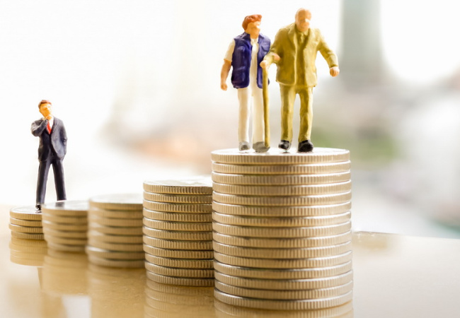 Середня пенсія в Україні становить трохи більше 6 400 грн, а посадовці інколи зізнаються, що сучасна молодь взагалі може не розраховувати на майбутні виплати — надто складна демографічна ситуація та тенденції надходжень до Пенсійного фонду.