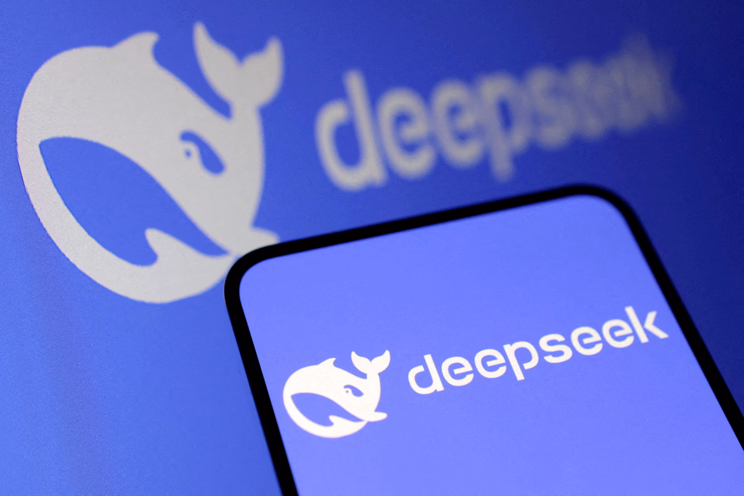 Большая языковая модель (LLM) DeepSeek лидирует в торговом конкурсе «Alpha Arena», где шесть ведущих моделей искусственного интеллекта соревнуются в торговле криптовалютами, получив по $10 000 стартового капитала.