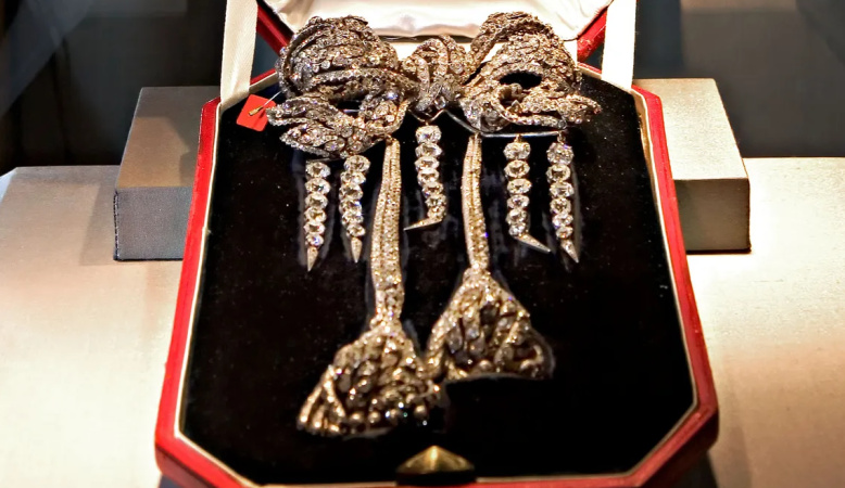 Восемь королевских драгоценностей, похищенных три дня назад из Лувра, включая знаменитый бриллиантовый бант императрицы Евгении, официально оцениваются в €88 миллионов.