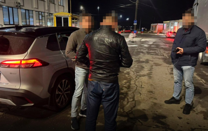 НАБУ і САП спільно з СБУ викрили колишніх очільника Державної податкової служби України та заступницю начальника Головного управління ДПС у Полтавській області на зловживанні службовим становищем в інтересах злочинної організації.