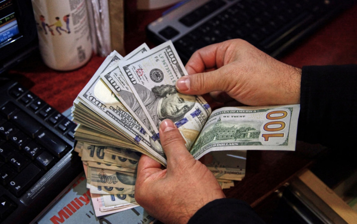 На минувшей неделе курс доллара пробил отметку 42 по цене закрытия межбанка, хотя официальный курс 41,89 грн.