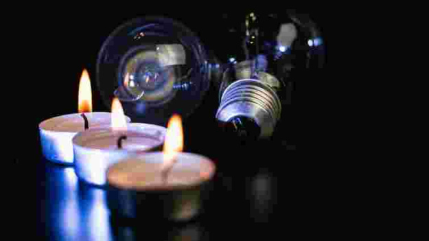 Из-за сложной ситуации в энергосистеме в нескольких регионах Украины вынуждены введены почасовые отключения.