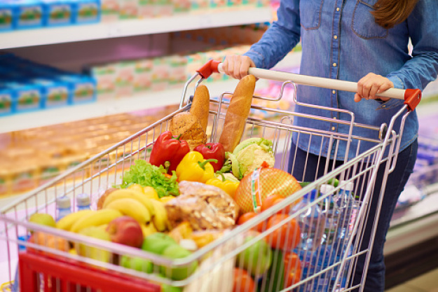 Війна продовжує суттєво змінювати щоденні рішення українців — від того, що ми кладемо у кошик, до того, як визначаємо для себе «здорове життя». 56% опитаних зазначають, що їхній раціон змінився під впливом війни, що на 7 пунктів більше, ніж торік.