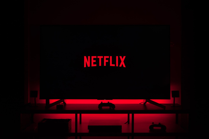 Стриминговый гигант Netflix активно изучает возможность приобретения студийного и стримингового бизнеса Warner Bros.