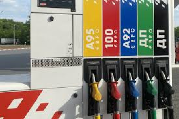 Продавцы уже зарабатывают по 8 гривен на каждом литре топлива.
