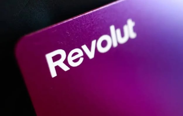 Британский онлайн-банк Revolut начал уведомлять своих клиентов-россиян, не имеющих вида на жительство в ЕС, о закрытии счетов.