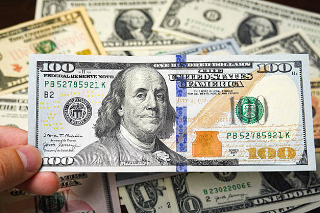 В понедельник, 3 ноября, на наличном рынке средний курс доллара не изменился в покупке и продаже.