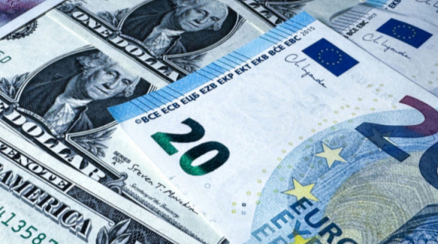 Курс доллара вырос на 5 копеек на межбанковских торгах в понедельник, 3 ноября.