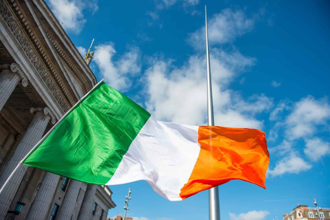 Правительство Ирландии рассматривает планы ввести плату за государственное жилье для ищущих убежища, которые имеют работу.