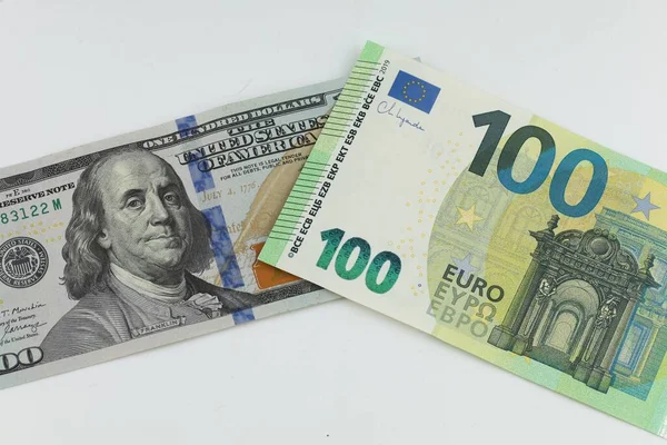 Курс евро снизился на 14 копеек во вторник, 4 ноября, на межбанковских торгах.