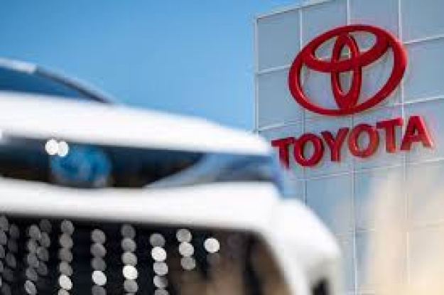 Toyota Motor Corp в среду сообщила о снижении операционной прибыли на 27% во втором квартале, поскольку импортные тарифы США и рост стоимости материалов компенсировали высокий глобальный спрос на гибридные и электрические автомобили компании.