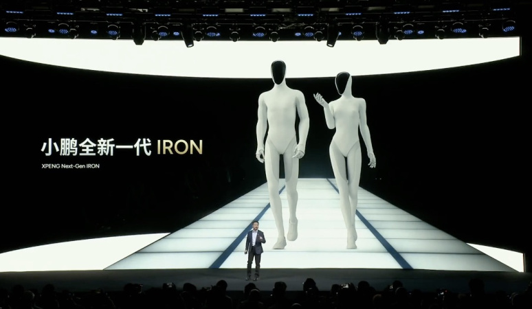Китайский производитель электромобилей Xpeng провел презентацию, на которой продемонстрировал человекоподобного робота Iron с «мягкой кожей» и синтетическими мышцами.