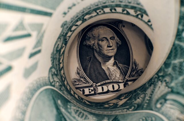 Американский доллар демонстрирует незначительный рост по итогам недели, поскольку инвесторы пытаются сбалансировать противоречивые сигналы: «ястребиный» настрой Федеральной резервной системы (ФРС) и тревожные данные по экономике США.