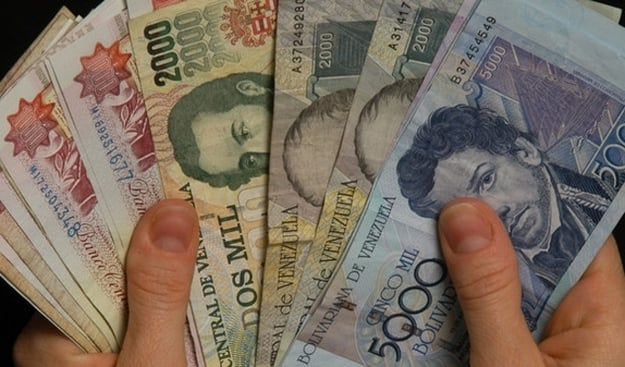 Валюта Венесуэлы, боливар, упала более чем на 400% по отношению к доллару за последний год, а инфляция, по прогнозам МВФ, достигнет 270% к концу 2025 года, став самой высокой в мире.