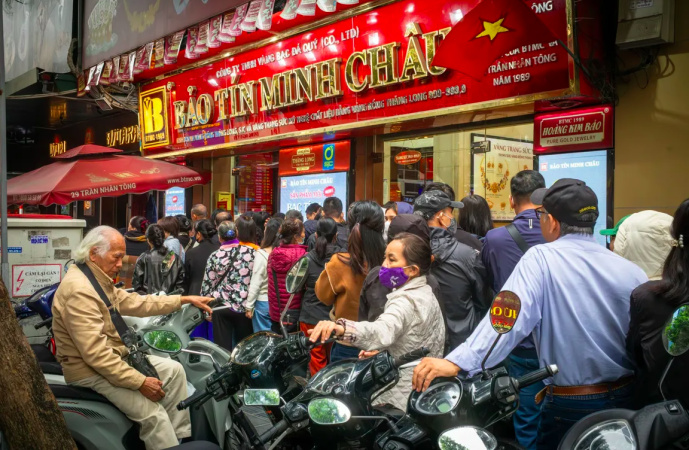 Во Вьетнаме наблюдается исторический всплеск спроса на золото, что приводит к дефициту, длинным очередям и 10−15% переплатам от мировых цен.