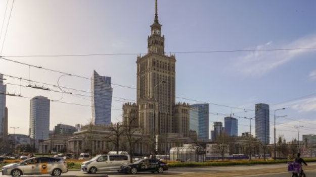 Стоимость аренды жилья в Варшаве достигла рекордных показателей — по данным Rankomat.pl и Rentier.io, средняя цена составляет 75 злотых за квадратный метр, что на 2,9% больше, чем кварталом ранее, пишет Inpoland.► Читайте «Минфин» в Instagram: главные новости об инвестициях и финансахКакая стоимость аренды жильяПольская столица вновь возглавила рейтинг городов с высокими ставками аренды в стране, опередив Гданьск (66 злотых/м²) и Краков (64 злотых/м²).