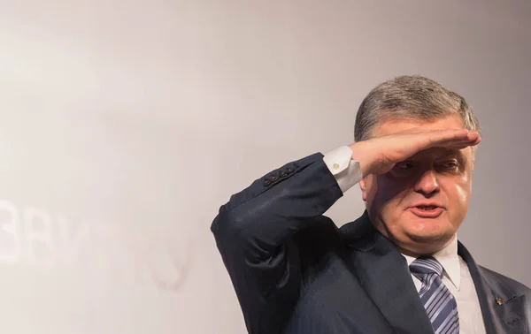 Национальный банк запретил Петру Порошенко право голоса за его около 65% акций в Международном инвестиционном банке.