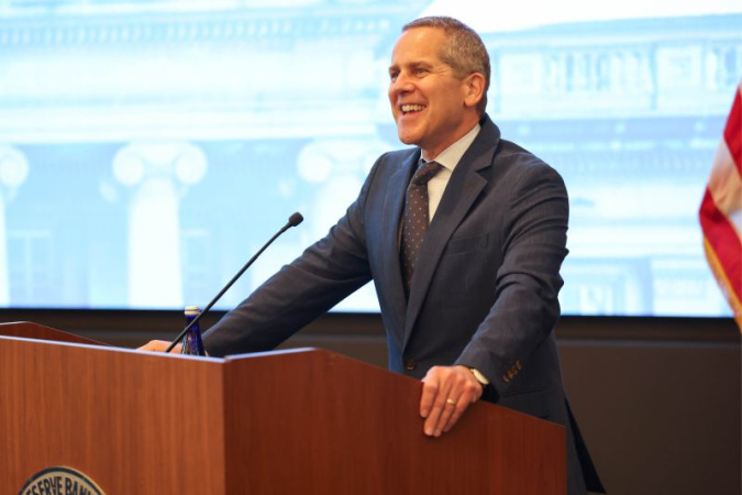 Глава Федеральной резервной системы Майкл Барр заявил, что искусственный интеллект может трансформировать экономику, но при этом дает иные результаты.