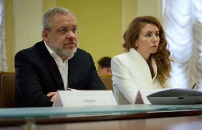 Министр энергетики Светлана Гринчук и министр юстиции, ранее возглавлявший Минэнерго, Герман Галущенко подали заявления об увольнении.