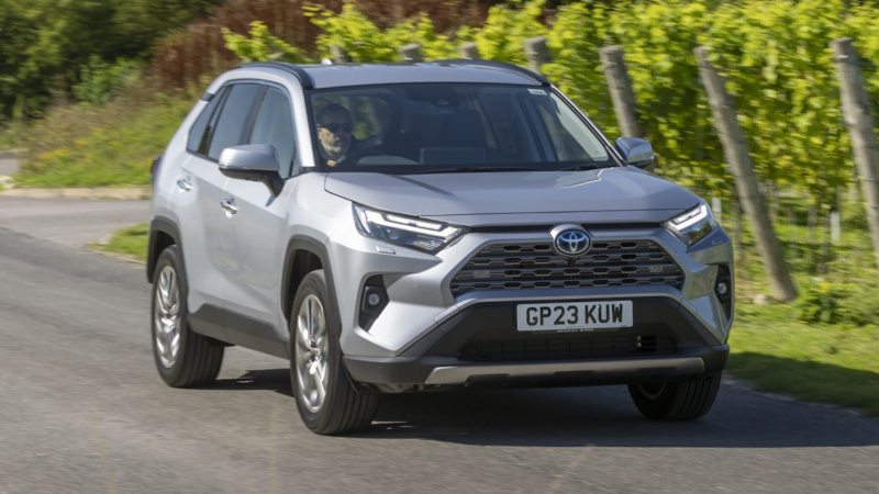 В октябре автопарк Украины пополнили более 3 тыс.